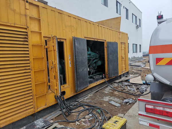 泉山如何在发电机出租合同中约定设备的维修和保养责任?