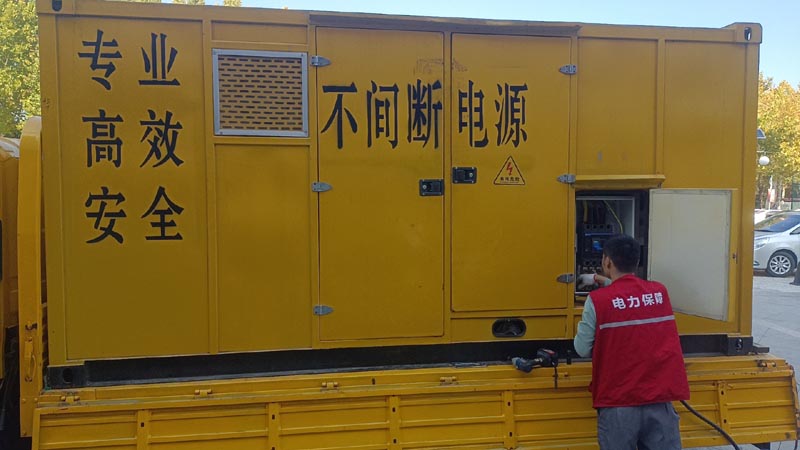 泉山柴油发电机组和UPS电源配合使用时，如何避免切换过程中的电力中断？
