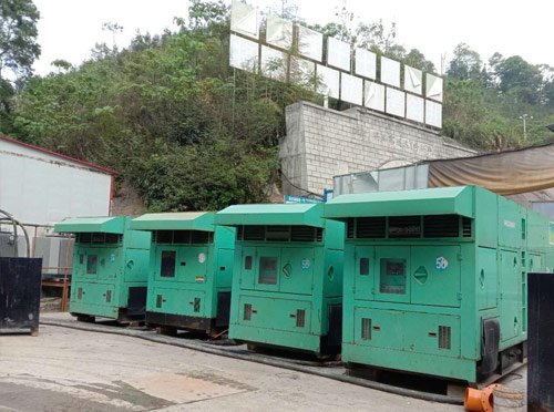 泉山先进的应急发电机系统中智能监测和控制系统如何确保电压稳定？