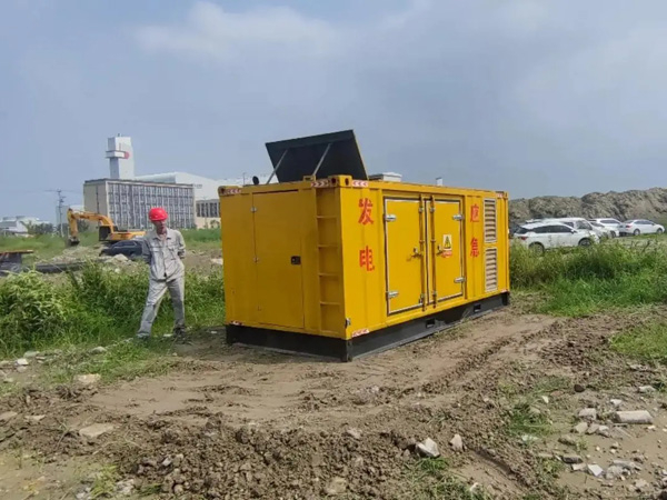 泉山如何判断柴油发电机组的电瓶是否处于充满电状态？